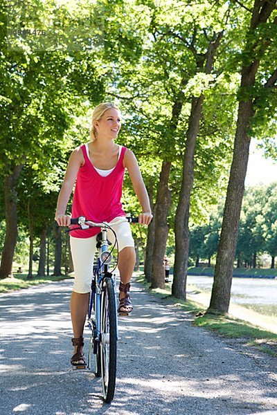 Eine Frau mit dem Fahrrad  Schweden.