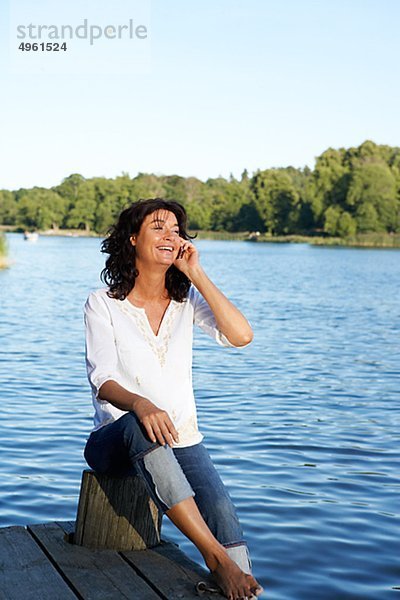 Eine Frau mit einem Mobiltelefon  Schweden.