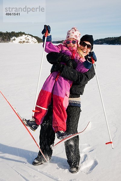 umarmen Ski Tochter Mutter - Mensch Hang