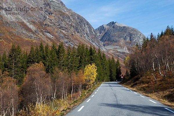 Die Straße von Valldal Trollstigen und Andalsnes gekleidet in Herbstfarben