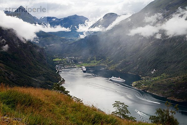 Ansicht der Fjord mit Bergen