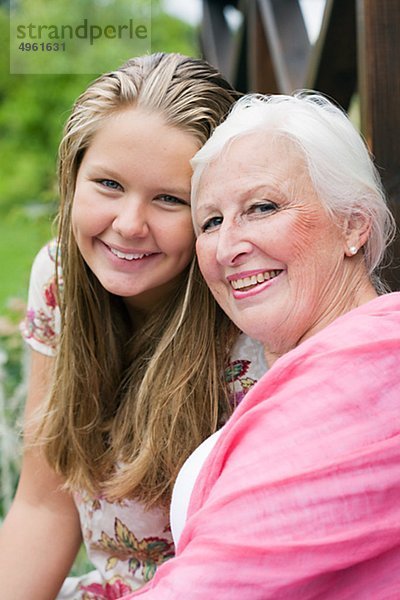 Portrait von Großmutter und Enkelin lächelnd