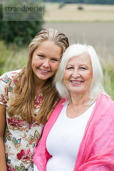 Portrait von Großmutter und Enkelin lächelnd
