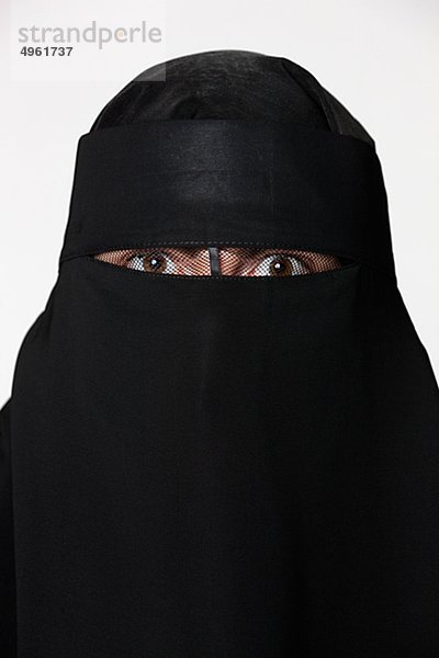 Porträt von Frau trägt burka