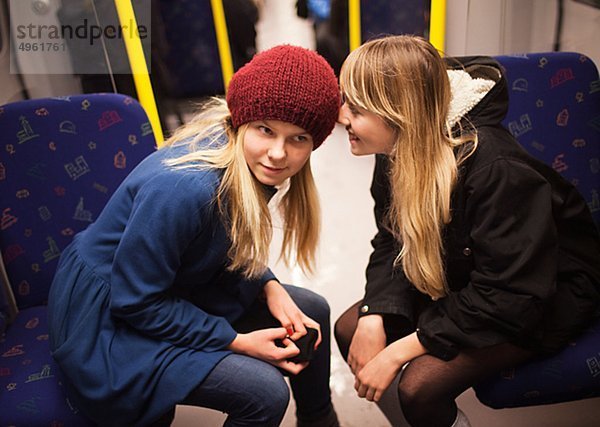 Jugendlicher sprechen 2 Mädchen U-Bahn Zug