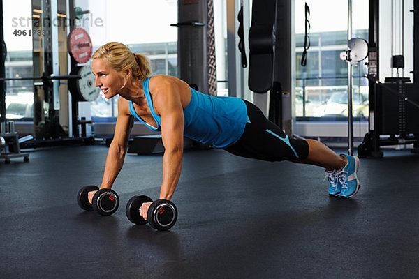 Frau beim training in Fitness-Studio