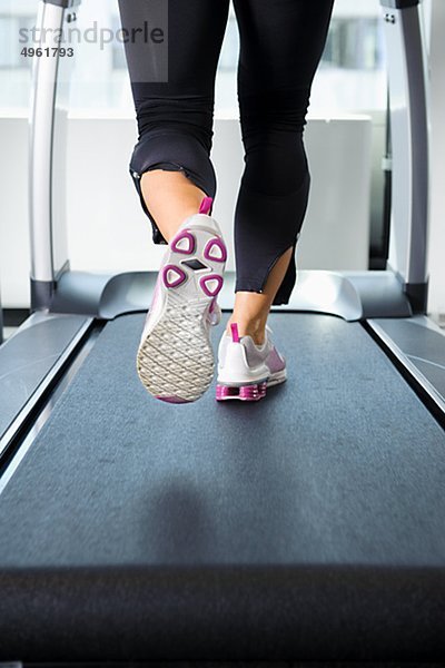 Niedrige Abschnitt der Frau beim training auf Tretmühle