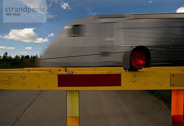 Zug Beschleunigung durch Kreuzung