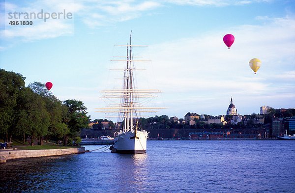 Segeln Schiff und Heißluftballons  Stockholm Skyline im Hintergrund