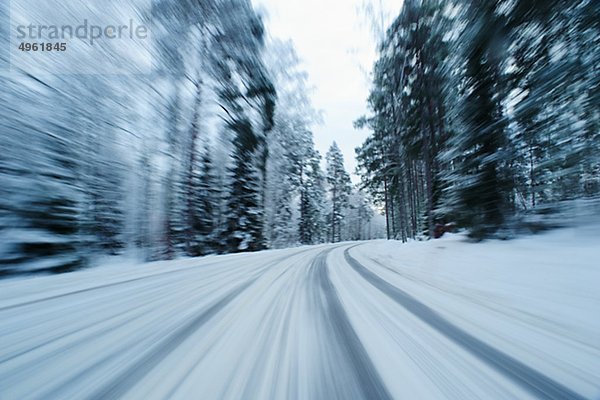 Bewegungsunschärfe Ansicht Schnee bedeckte Landstraße
