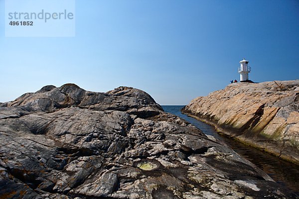 Ansicht der Leuchtturm auf einer Klippe