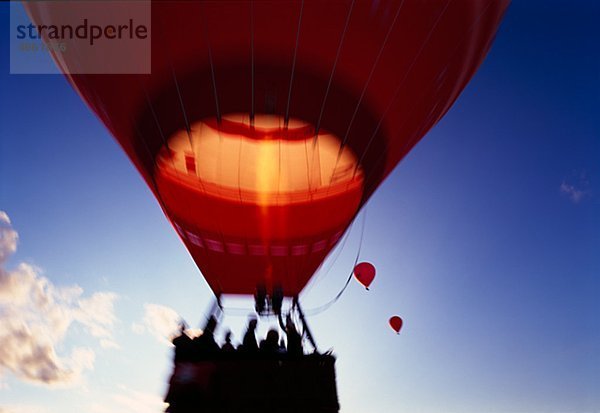 Heißluftballon mit Menschen an Bord