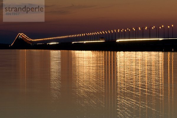 beleuchtet Brücke Öland Abenddämmerung