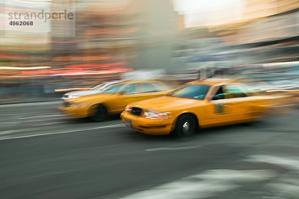 Gelben Taxis auf Stadt Straße  verschwommen motion