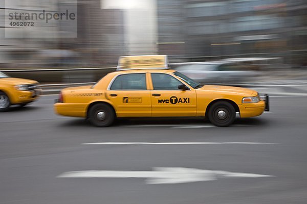 Gelben Taxis auf Stadt Straße  verschwommen motion