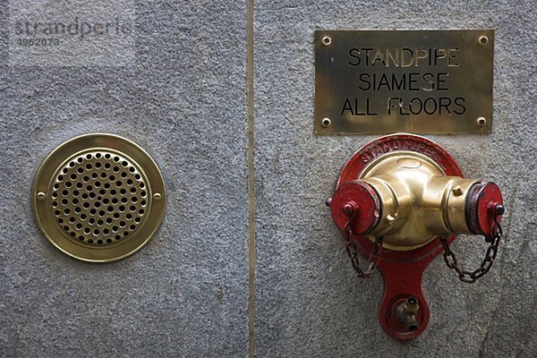 Doppelt bespannte Feuer Hydrant auf Wand  Nahaufnahme