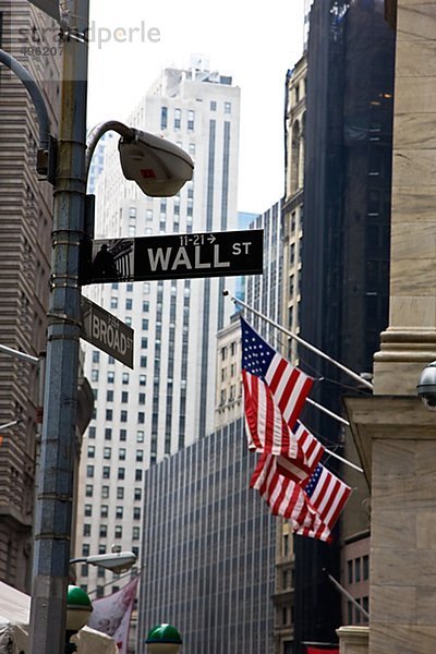 Straßenname Zeichen mit amerikanischen Flagge