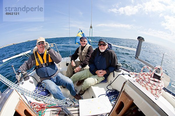 Drei Männer auf Segelboot entspannenden