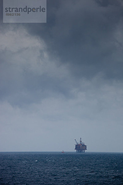 Entfernte Ansicht der Ölbohrinsel am Meer