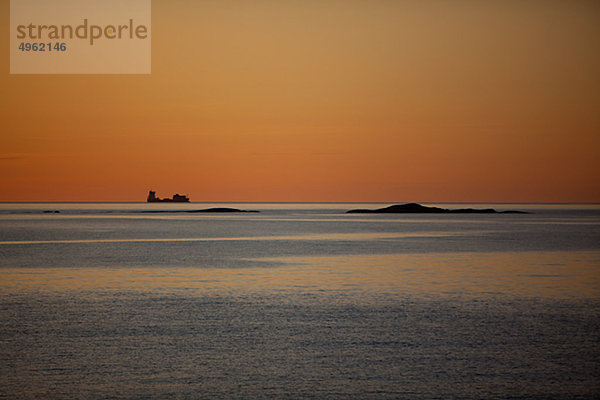 Seelandschaft bei Sonnenuntergang