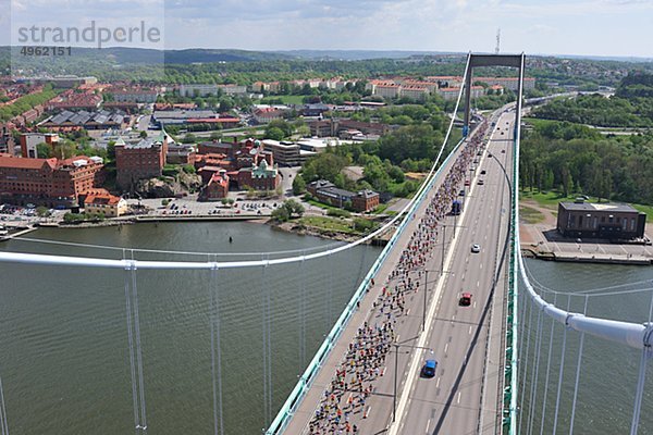 Erhöhte Ansicht der Marathon-Läufer auf Brücke