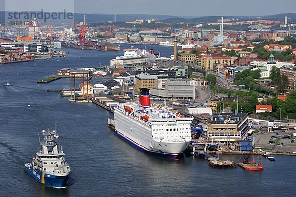 Luftbild des Hafens mit Kreuzfahrtschiff