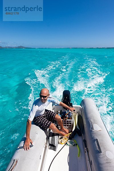 Mann im Schlauchboot an Karibik