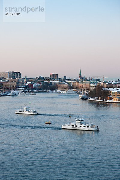 Flusskreuzfahrtschiffe am Fluss in Stadt reisen