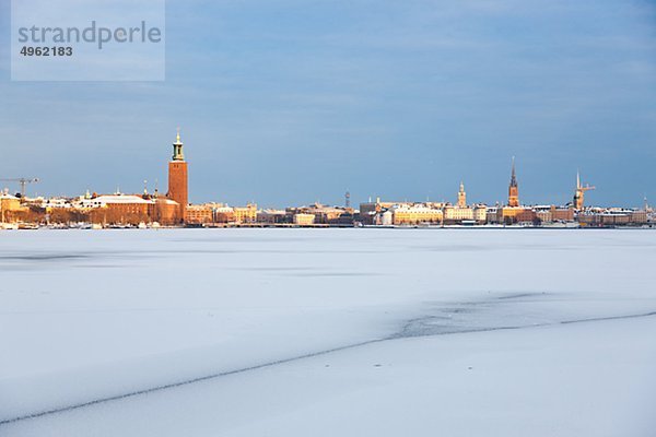 Skyline der Stadt mit Stockholm Rathaus im winter