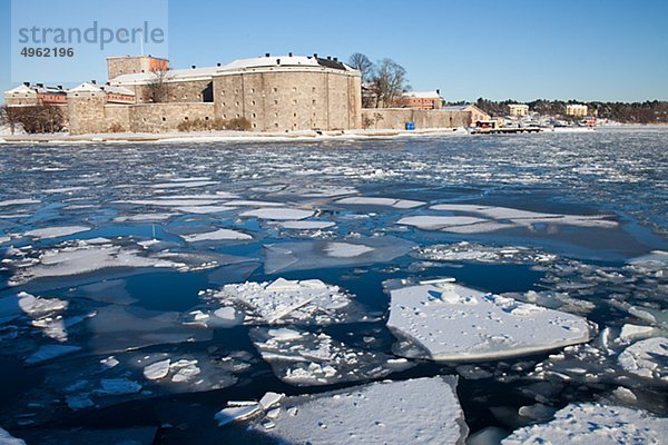 Zitadelle mit Eisscholle auf See