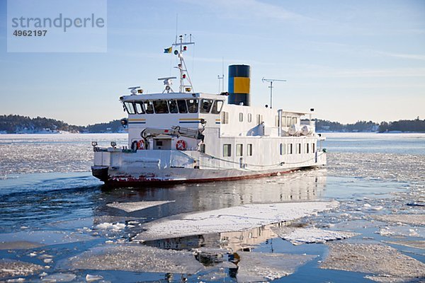 Steamboat auf eisigen Fluss