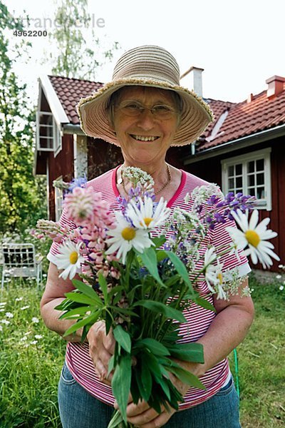 Senior Senioren Frau Blume halten frontal