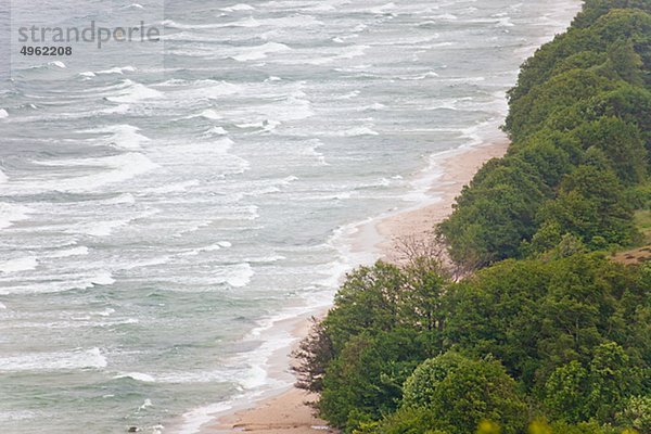 Ansicht der Küste mit Wellen und Bäume