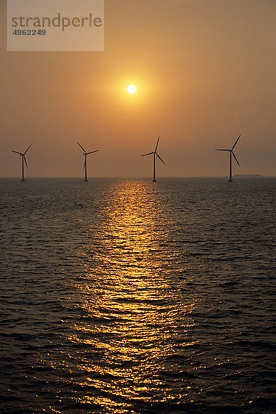 Windturbine Windrad Windräder Meer Hintergrund