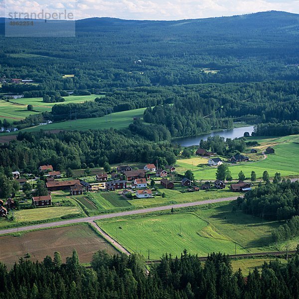 Ansicht der Dorf  umgeben von üppigen Feld