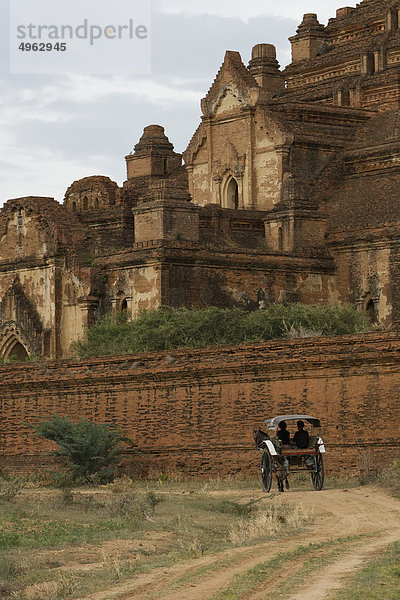 Bagan  Myanmar  Kutschenfahrt vor dem Dhammayangyi Tempel
