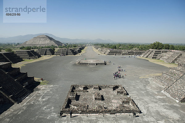 Mexiko  Teotihuacan  Blick auf die Avenue of the Dead und den Plaza of the Moon