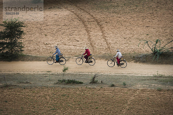 Bagan  Myanmar  Fahrradfahrer auf Schotterpiste