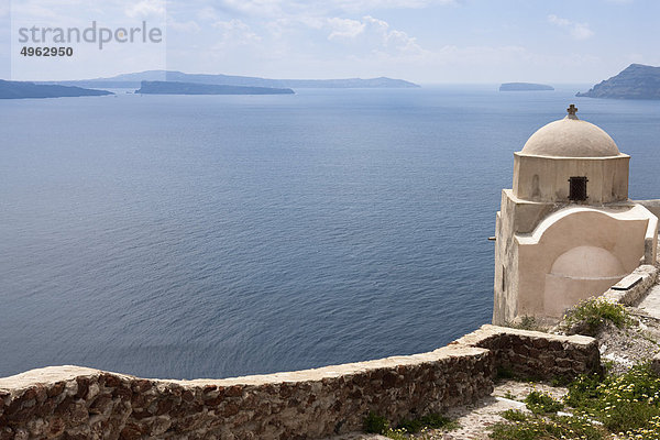 Griechenland  Kykladen  Santorini (Thera)  Kirche mit Blick auf das Ägäische Meer