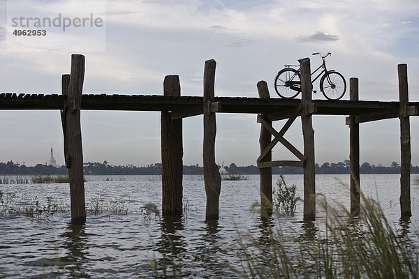 Amarapura  Myanmar  Fahrrad auf der U Bein Brücke geparkt