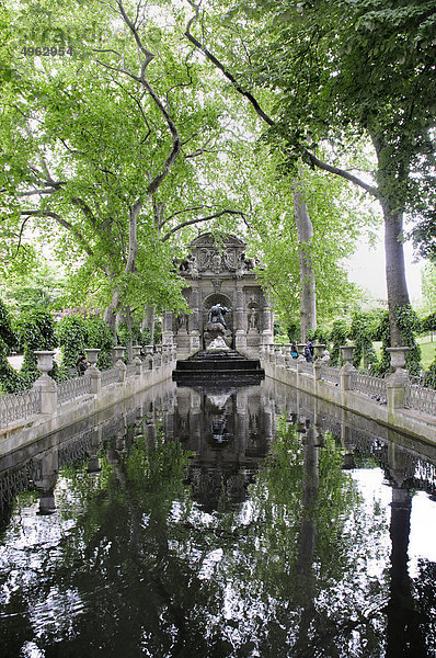 Der Medici-Brunnen (La Fontaine de Médicis)  Jardin du Luxembourg  Paris  Frankreich