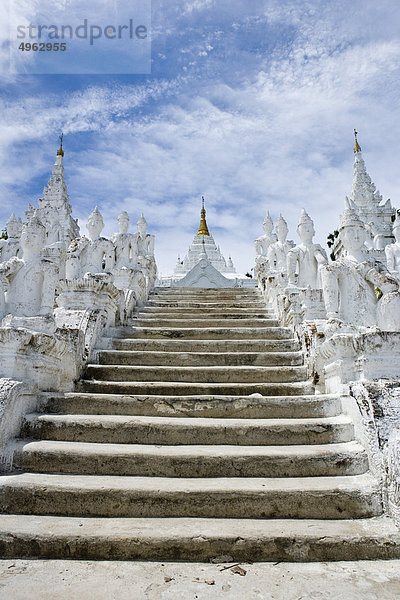 Mingun  Myanmar  Stufen zur Hsinphyumae (Myatheindan) Pagode