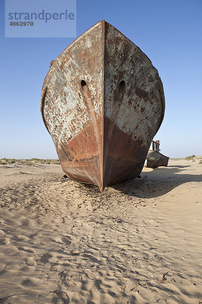 Usbekistan  Moynaq  rostige Boote stranden in der Wüste  die früher der Aralsee war.