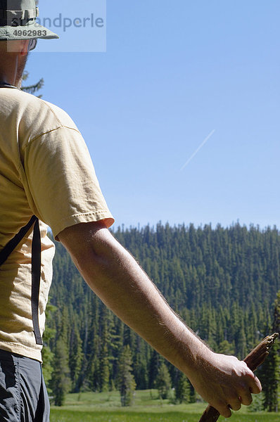 Wanderer mit Blick auf die Wildnis