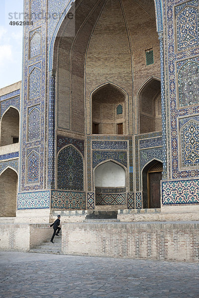 Usbekistan  Buchara  Mir-i Arabische Madrassa  Person  die die Stufen hinaufschleudert.