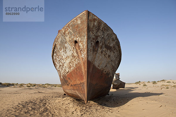 Usbekistan  Moynaq  rostige Boote stranden in der Wüste  die früher der Aralsee war.