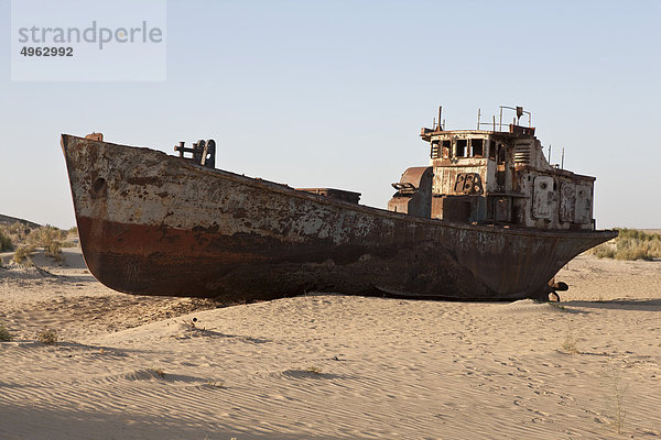 Usbekistan  Moynaq  rostiges Boot in der Wüste gestrandet  die früher der Aralsee war.