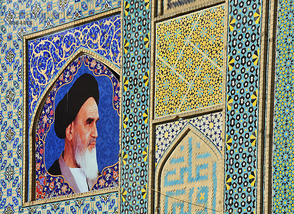Iran  Isfahan  Jameh Moschee  Informationen über die Dekorationen im Hof mit Ayatollah Khomeini