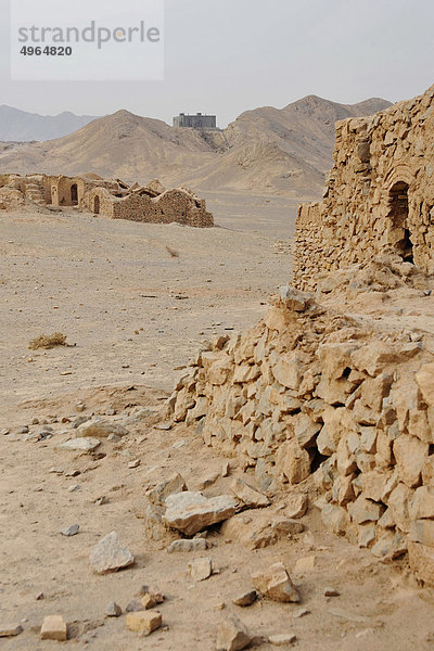 Iran  Yazd  einem alten zoroastrischen Friedhof mit den Türmen der Stille