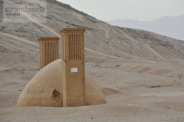 Iran  Yazd  einem alten zoroastrischen Friedhof mit den Türmen der Stille